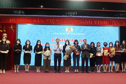 Lãnh đạo Bộ gặp mặt cán bộ nữ cơ quan Bộ Công Thương nhân kỷ niệm 91 năm ngày thảnh lập Hội Liên hiệp Phụ nữ Việt Nam