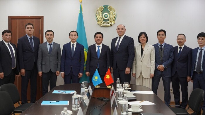 Bộ trưởng Nguyễn Hồng Diên làm việc với Bộ trưởng Bộ Công nghiệp và Xây dựng Kazakhstan