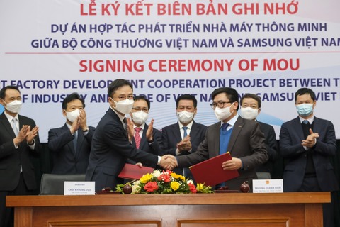 The signing ceremony of the MoU on the smart factory development cooperation project between Vietnam’s Ministry of Industry and Trade and  Samsung Vietnam