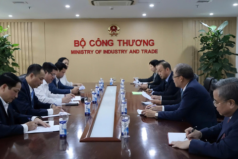 MoIT leader Nguyen Hong Dien receives president of Toyota Asia
