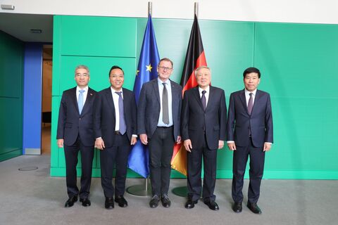 Deputy Minister Nguyen Hoang Long accompanies Standing Deputy Prime Minister Nguyen Hoa Binh to promote bilateral cooperation between Vietnam and Germany