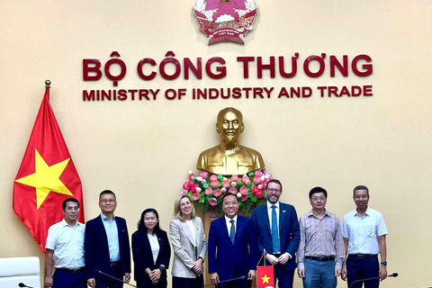 Deputy Minister Nguyen Hoang Long receives British Ambassador