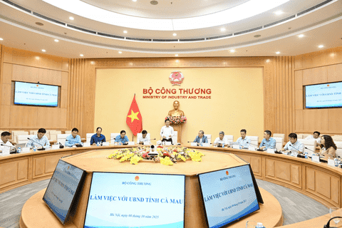 Minister Nguyen Hong Dien meets with Ca Mau Provincial leaders