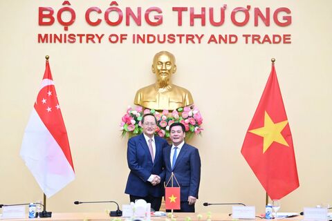 Minister of Industry and Trade Nguyen Hong Dien holds talks with Singapore’s Minister for Manpower, Second Minister for Trade and Industry, and Second Minister for Science and Technology Tan See Leng