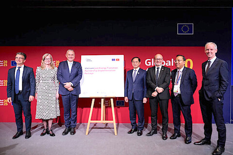 Deputy Minister Nguyen Hoang Long attends the ceremony announcing the 430 million euros JETP support package for Vietnam and the EU’s assistance for the ASEAN Power Grid
