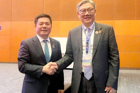 Minister Nguyen Hong Dien meets with Chinese Commerce Minister Wang Wentao