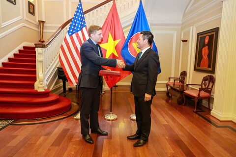 Minister Nguyen Hong Dien meets with U.S. Under Secretary Jacob Helberg