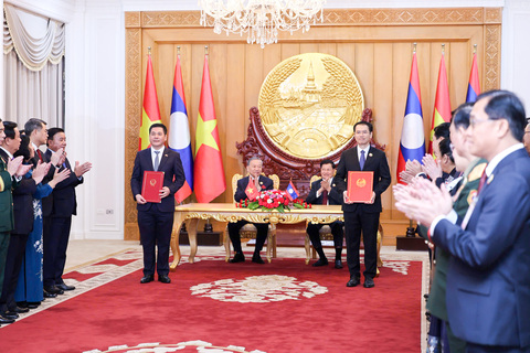 The Ministries of Industry and Trade of Vietnam and Laos exchange a Memorandum of Understanding on developing the industrial linkage chain