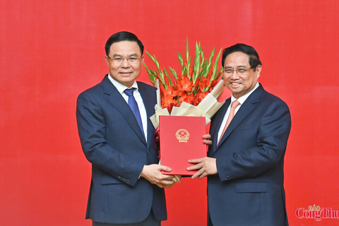 Prime Minister assigns Acting Minister of Industry and Trade to comrade Le Manh Hung