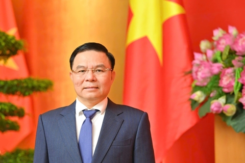 Acting Minister of Industry and Trade Le Manh Hung extends New Year greetings to successive generations of officials, civil servants, public employees and employees of the industry and trade sector