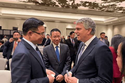 Acting Minister Le Manh Hung holds talks with US International Trade Administration Director and AmCham Vice President in Vietnam