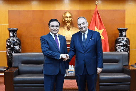 Acting Minister of Industry and Trade Le Manh Hung receives First Vice President of the Hellenic Parliament