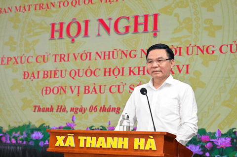 Acting Minister of Industry and Trade Le Manh Hung and candidates for the 16th National Assembly meet voters in Constituency No. 02 of Hai Phong City