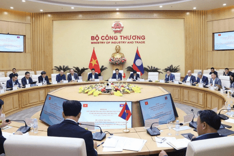 Acting Minister of Industry and Trade Le Manh Hung holds talks with Lao Minister Malaithong Kommasith