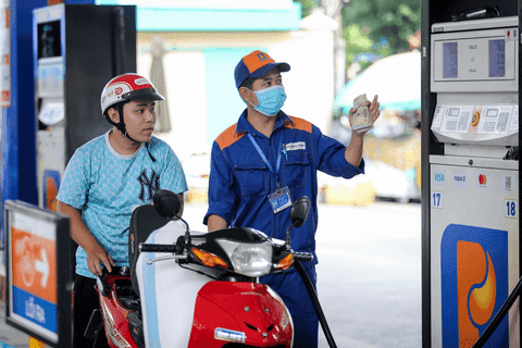 Government advances VND 8 trillion from central budget surplus to fuel price stabilization fund