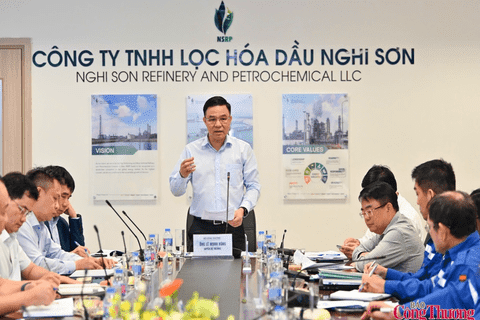 Acting Minister of Industry and Trade Le Manh Hung works with Nghi Son Refinery on energy security