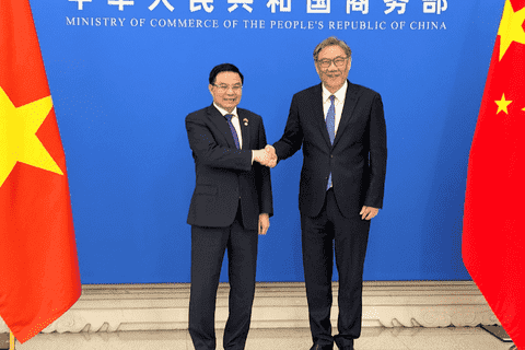 Bilateral talks between Minister Le Manh Hung and Chinese Commerce Minister Wang Wentao