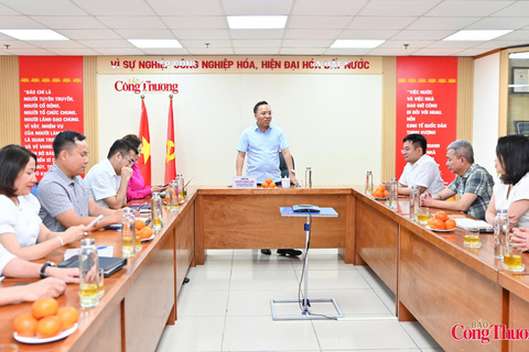 Deputy Minister Nguyen Hoang Long works with Newspaper of Industry and Trade