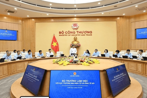 Minister of Industry and Trade Le Manh Hung holds talk with the Vietnam E-commerce and Digital Economy Agency