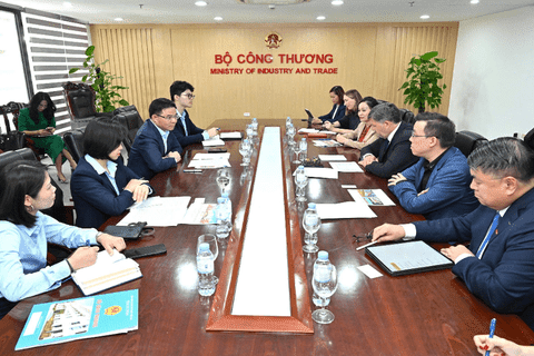 Minister of Industry and Trade Le Manh Hung receives CEO of Central Retail Group