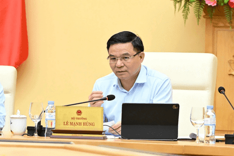 Minister of Industry and Trade Le Manh Hung works with the Trade Promotion Agency