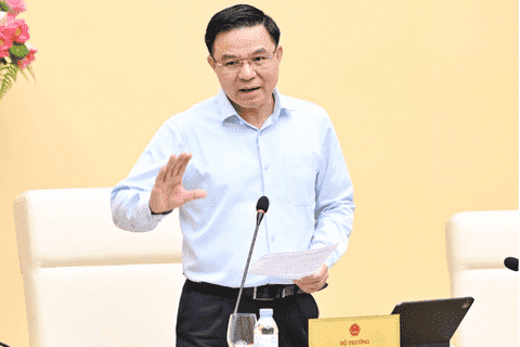Minister of Industry and Trade Le Manh Hung works with Agency for Domestic Market Surveillance and Development