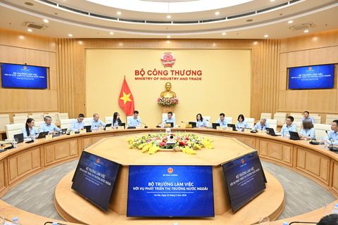 Minister Le Manh Hung works with the Department of Foreign Market Development