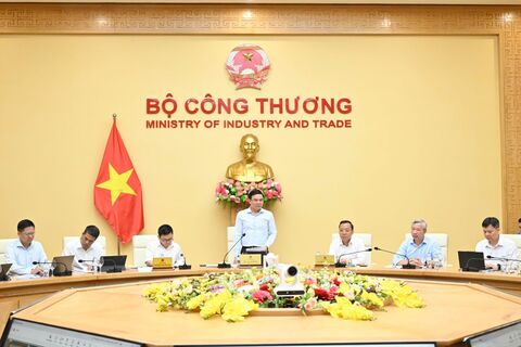 Minister Le Manh Hung chairs conference with energy groups, corporations and localities on ensuring electricity supply