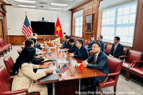 Minister of Industry and Trade Le Manh Hung meets with U.S. government officials and business partners