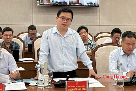Deputy Minister of Industry and Trade Truong Thanh Hoai with Quang Ninh on revised Power Development Plan VIII