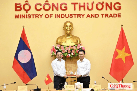 Minister Le Manh Hung holds talks with Lao Minister of Industry and Commerce Malaithong Kommasith