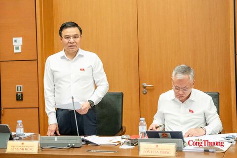 Minister Le Manh Hung clarifies key issues at group discussion on revised Petroleum Law