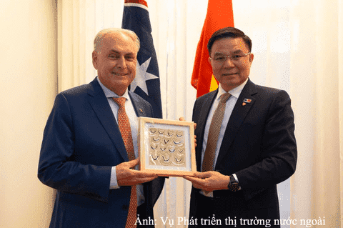 Minister of Industry and Trade Le Manh Hung holds talks with Australian Trade and Tourism Minister Don Farrell