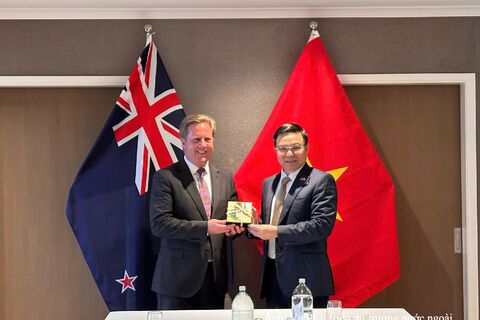 Minister Le Manh Hung holds bilateral meeting with New Zealand Minister for Trade and Investment Todd McClay