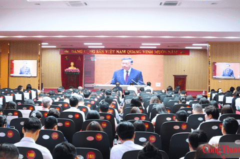 Party Committee of Ministry of Industry and Trade studies, disseminates and implements Politburo resolutions and directives