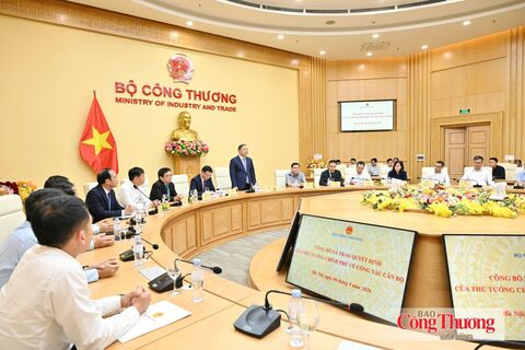 Prime Minister's decision appointing new Deputy Minister of Industry and Trade handed over