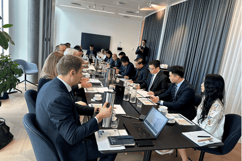 Deputy Minister of Industry and Trade Truong Thanh Hoai holds a working session with CIP executives
