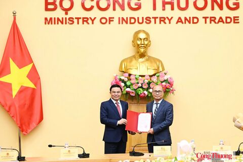 Minister of Industry and Trade announces and presents decision appointing new Deputy Minister