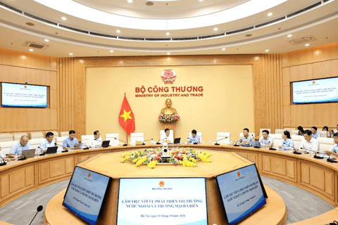 Minister Le Manh Hung holds working session with Department of Foreign Market Development and Multilateral Trade