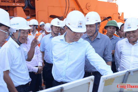 Minister Le Manh Hung urges faster progress on projects at Quang Trach Power Centre