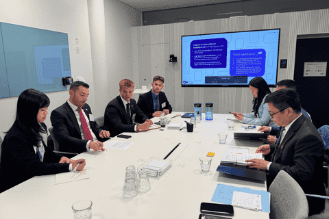 Deputy Minister Truong Thanh Hoai meets with LEGO and Carlsberg to advance investment and green manufacturing in Viet Nam