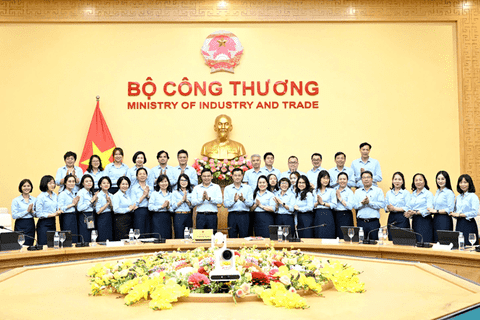 Minister of Industry and Trade Le Manh Hung works with Department of Planning, Finance and Enterprise Management