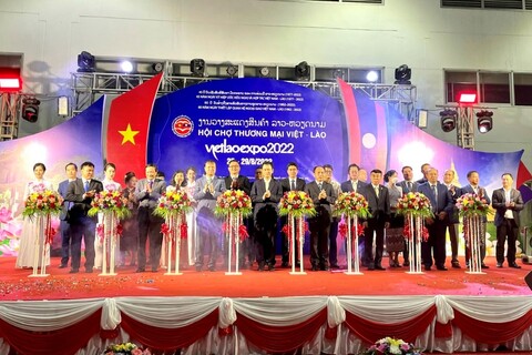 Vietnam – Laos expo helps boost bilateral trade
