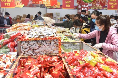 Retailers stockpile goods to meet Lunar New Year demand