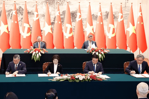 Minister of Industry and Trade Le Manh Hung and Chinese Minister of Commerce Wang Wentao sign cooperation documents in the field of economic and trade cooperation
