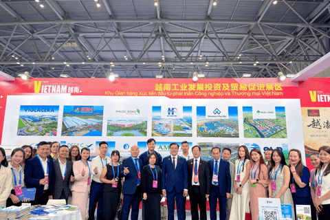 Deputy Minister Nguyen Sinh Nhat Tan attends 8th Western China International Investment and Trade Fair