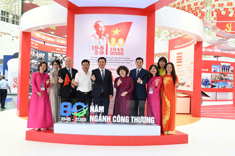 MoIT leader attended the National Achievements Exhibition.