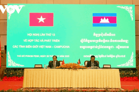 Deputy Minister Nguyen Sinh Nhat Tan accompanies Deputy PM during Cambodia visit