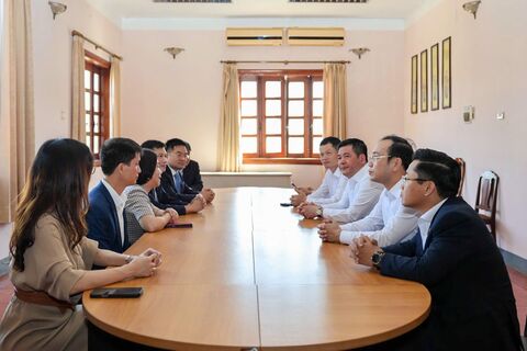 Minister Nguyen Hong Dien works with the Vietnam Trade Office in Laos