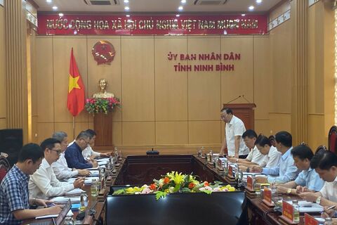Deputy Minister Nguyen Hoang Long holds talks with Ninh Binh on revised Power Development Plan VIII